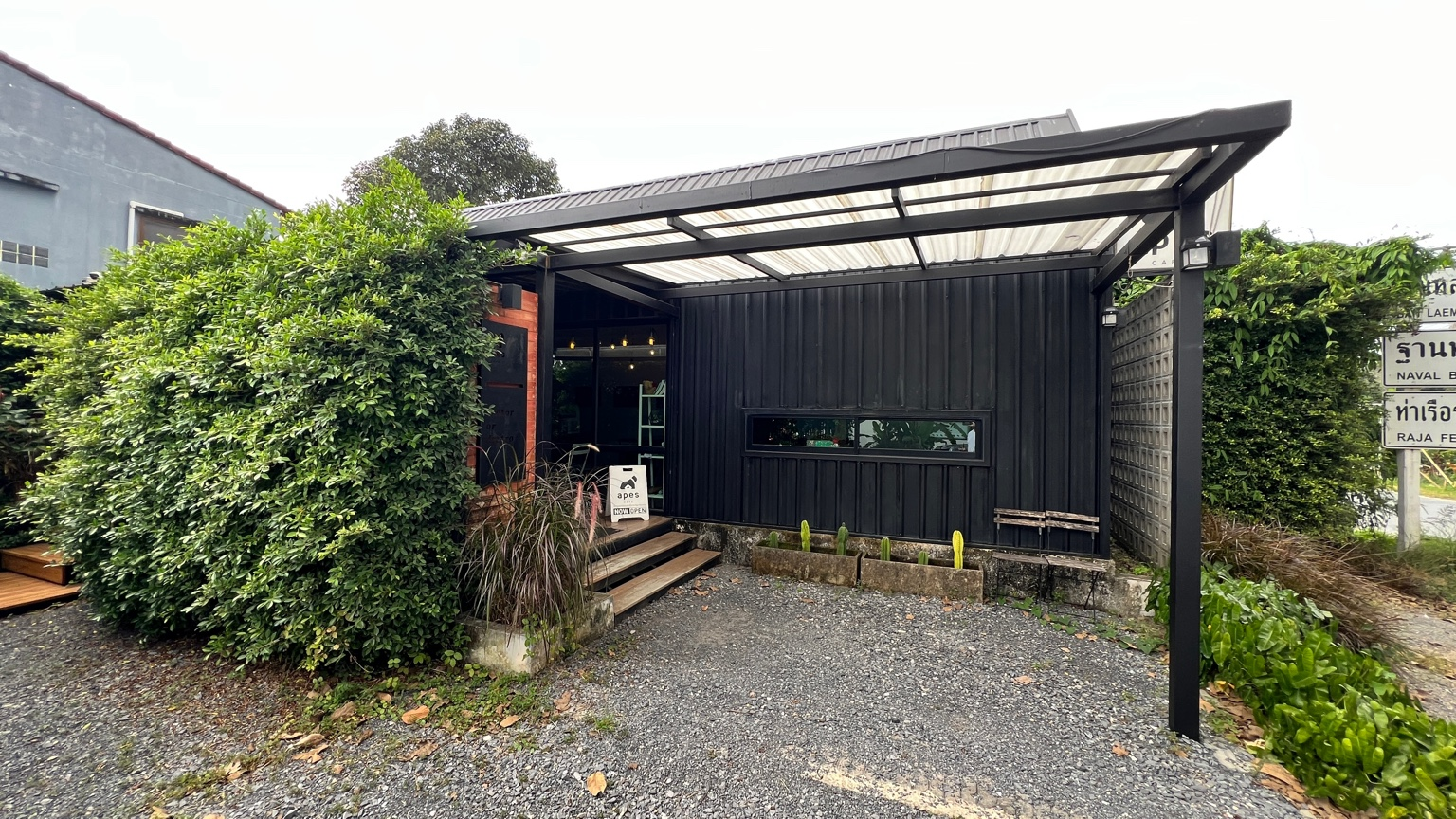 Apes Cafe